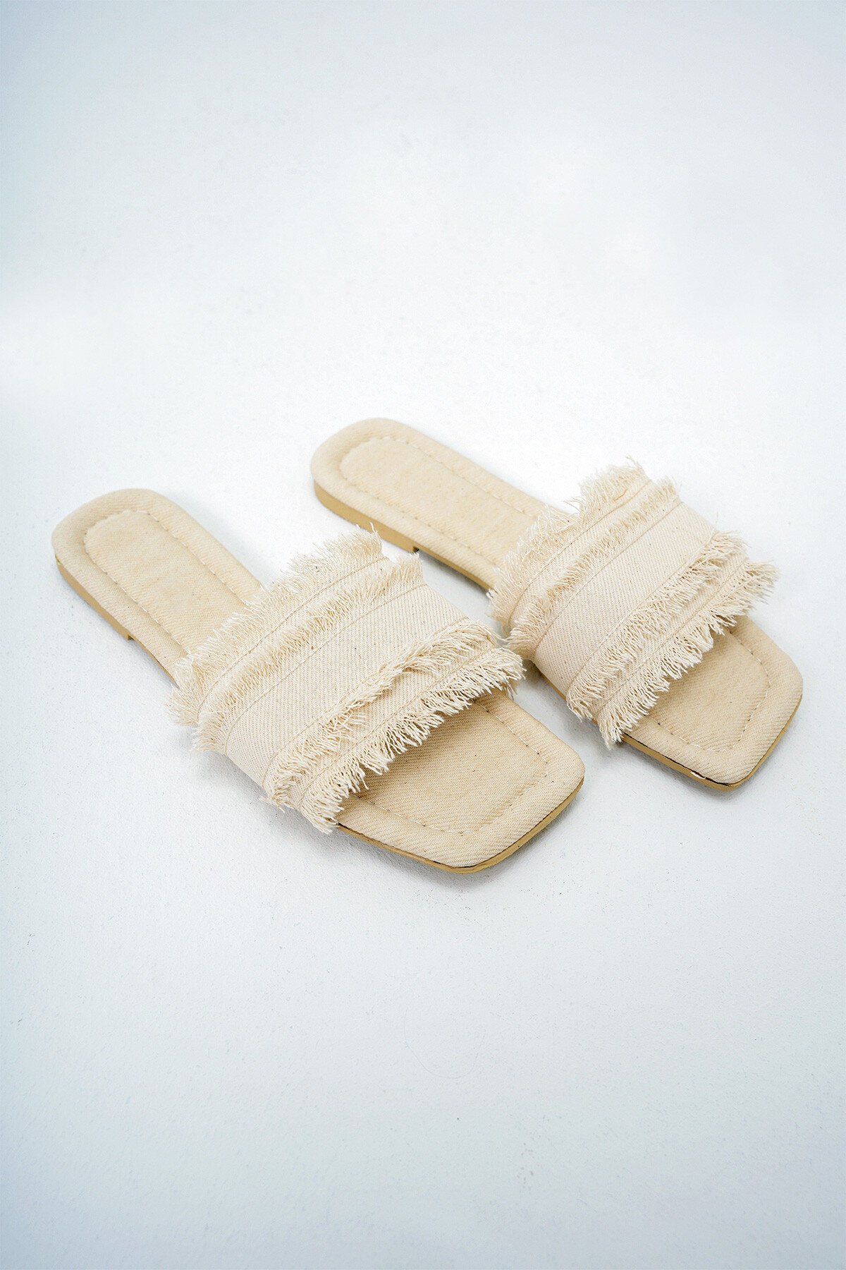 Ekru Püskül Detaylı Keten Kumaş Düz Terlik