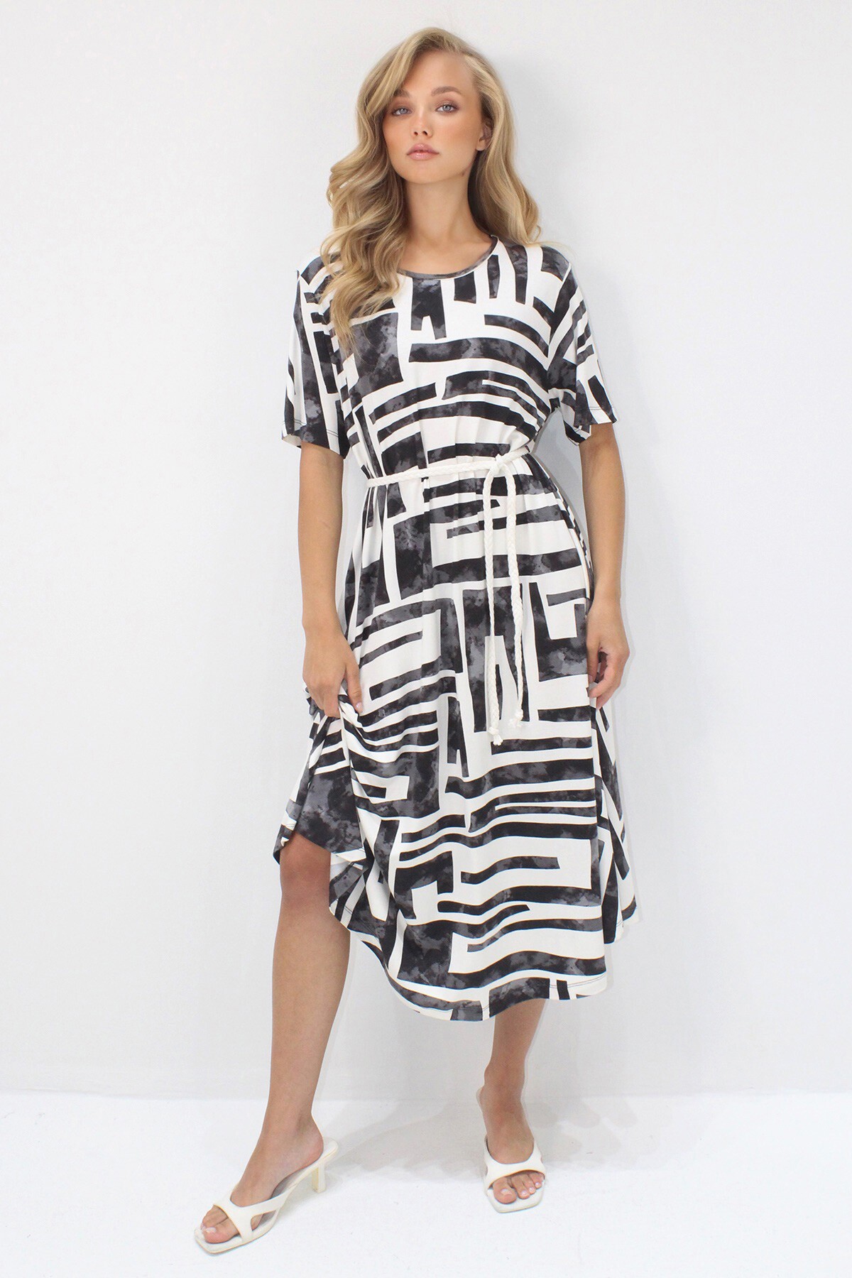 Ekru Siyah Kayık Yaka Desenli Midi Boy Rahat Kalıp Viskon Elbise