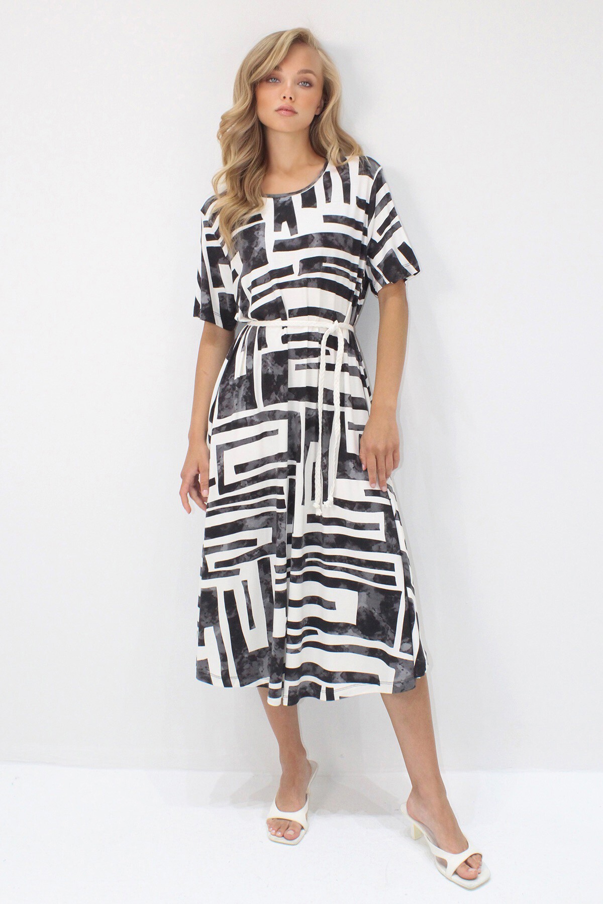 Ekru Siyah Kayık Yaka Desenli Midi Boy Rahat Kalıp Viskon Elbise