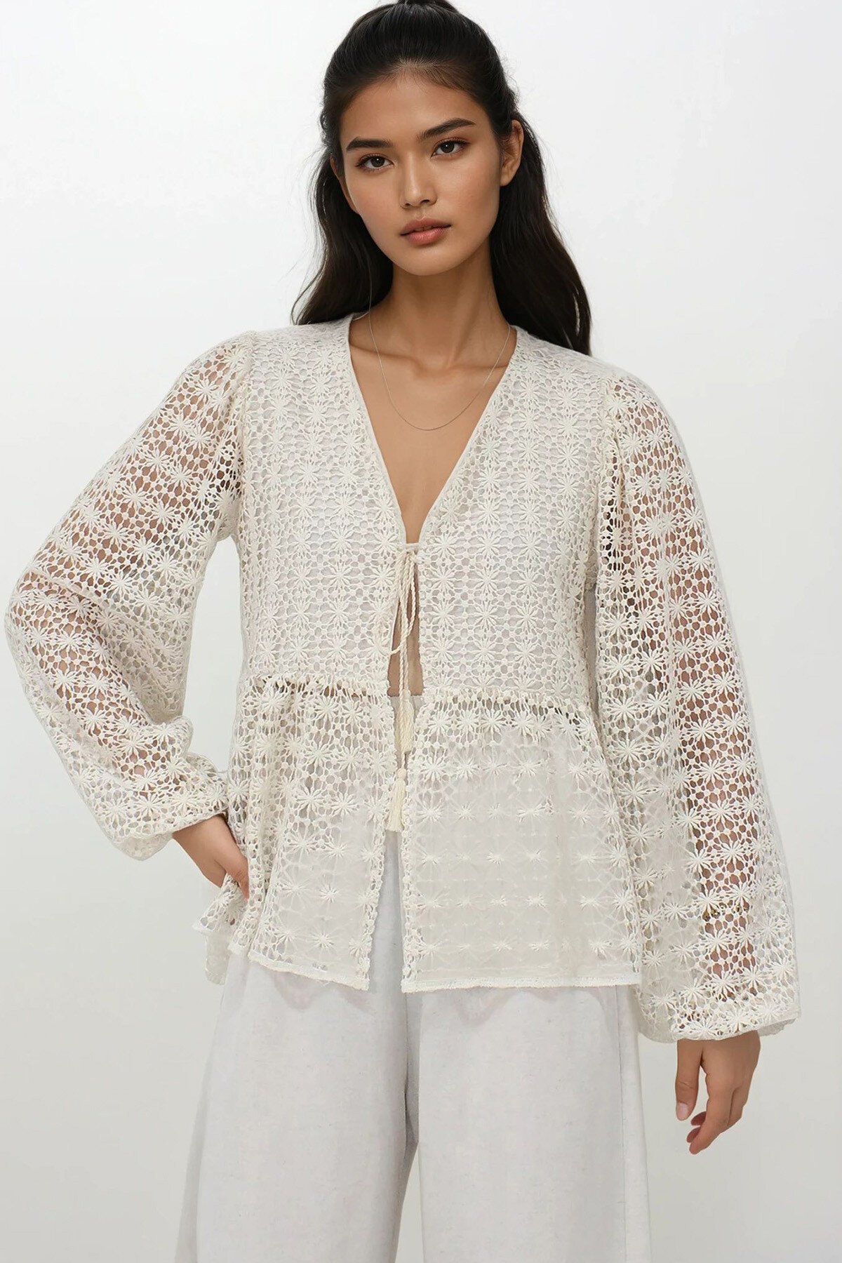 Ekru V Yaka Bağlama Detaylı Keten Garnili Premium Bluz