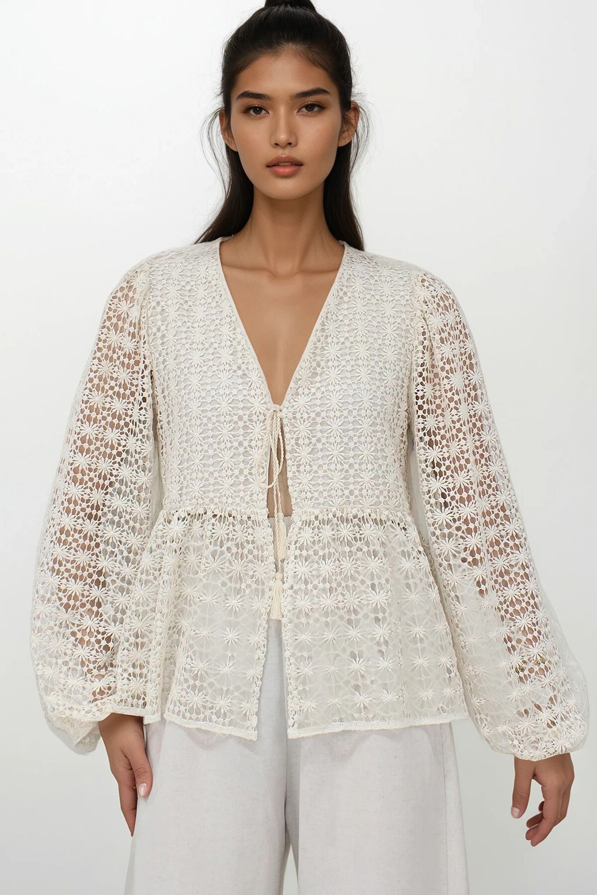 Ekru V Yaka Bağlama Detaylı Keten Garnili Premium Bluz