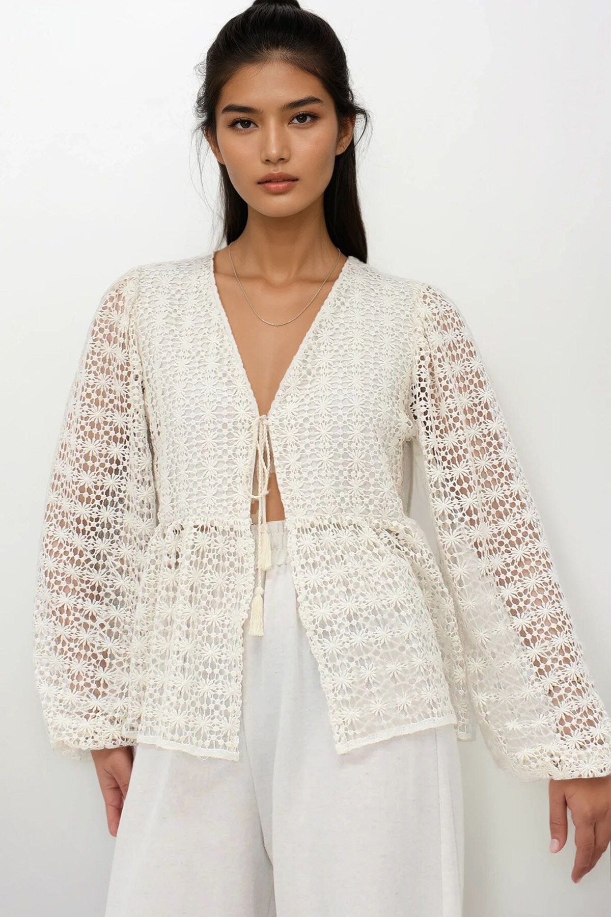 Ekru V Yaka Bağlama Detaylı Keten Garnili Premium Bluz