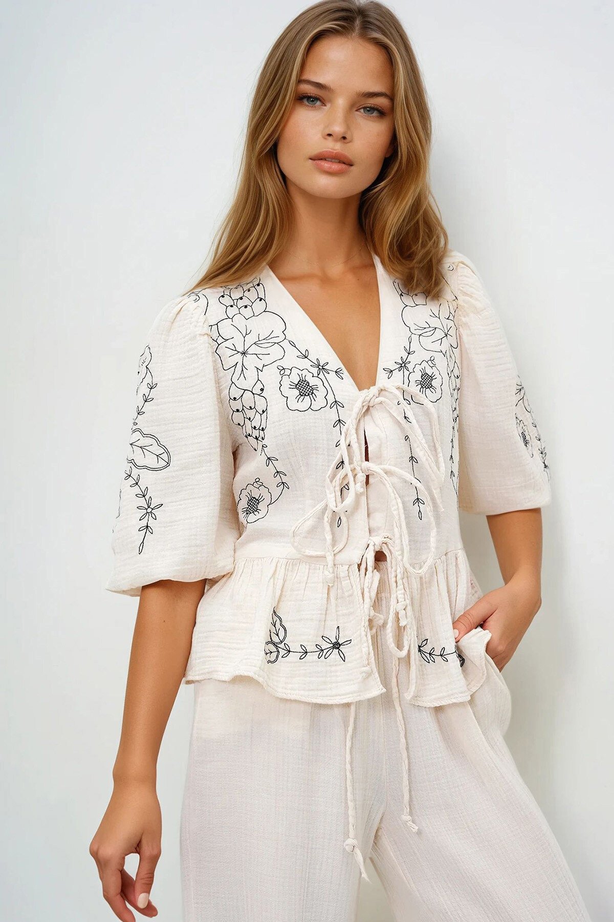 Ekru V Yaka Bağlama Ve Nakış Detaylı Eteği Volanlı Müslin Keten Bluz
