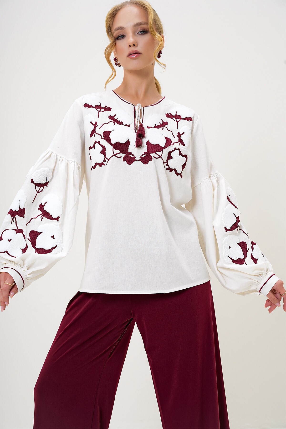 Ekru Yırtmaç Yaka Nakış İşlemeli Balon Kol Dokuma Bluz