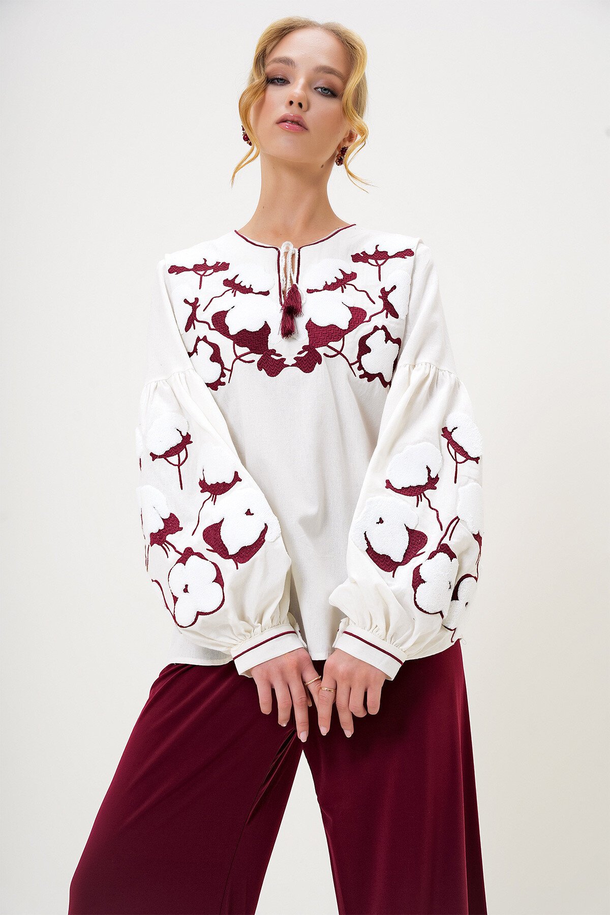 Ekru Yırtmaç Yaka Nakış İşlemeli Balon Kol Dokuma Bluz