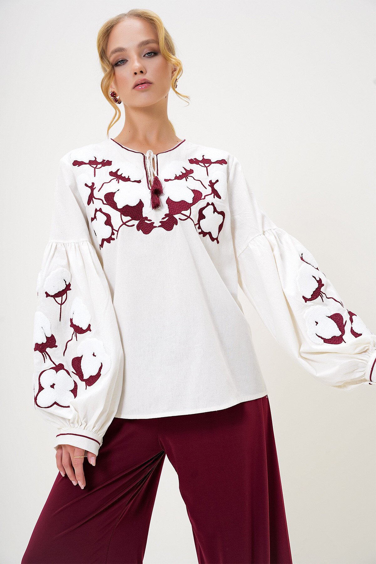 Ekru Yırtmaç Yaka Nakış İşlemeli Balon Kol Dokuma Bluz