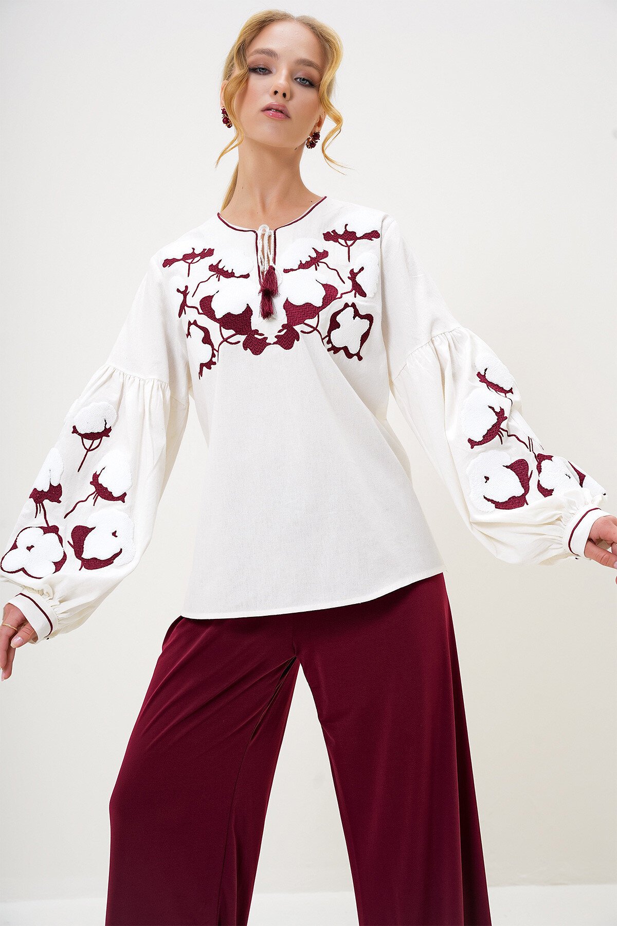 Ekru Yırtmaç Yaka Nakış İşlemeli Balon Kol Dokuma Bluz