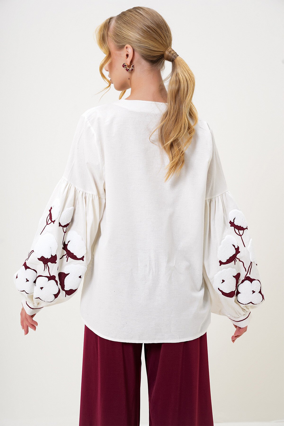 Ekru Yırtmaç Yaka Nakış İşlemeli Balon Kol Dokuma Bluz