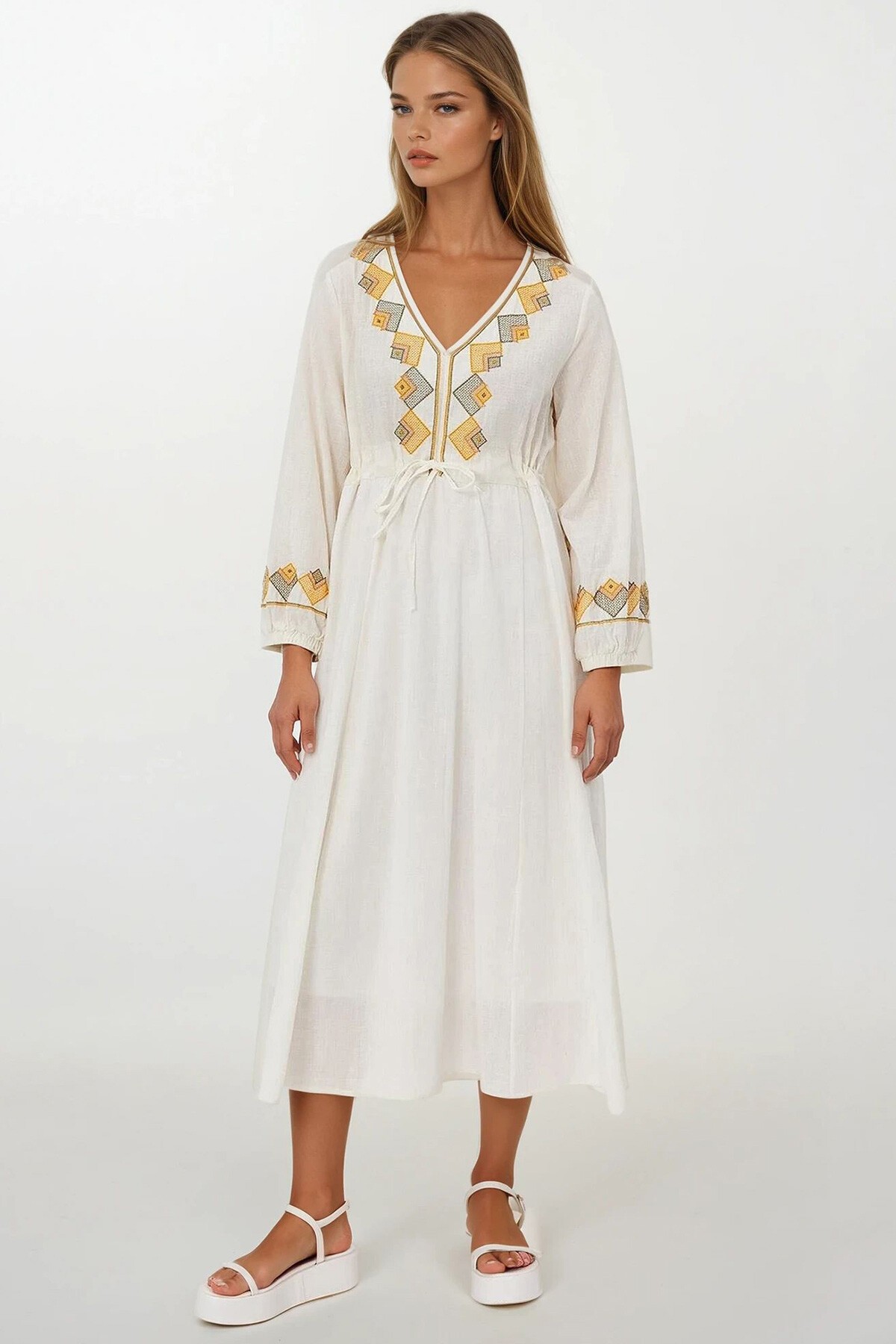 Beyaz V Yaka Etnik Desenli Midi Boy Elbise