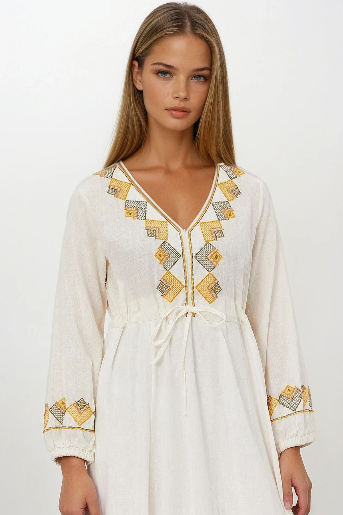 Beyaz V Yaka Etnik Desenli Midi Boy Elbise