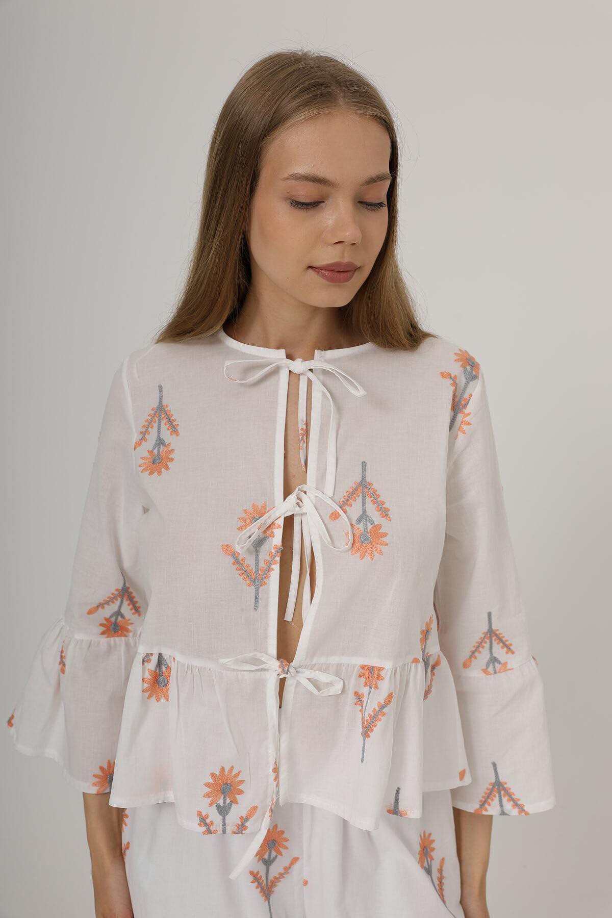 Beyaz Fiyonk Bağlamalı Volanlı Brode Bluz