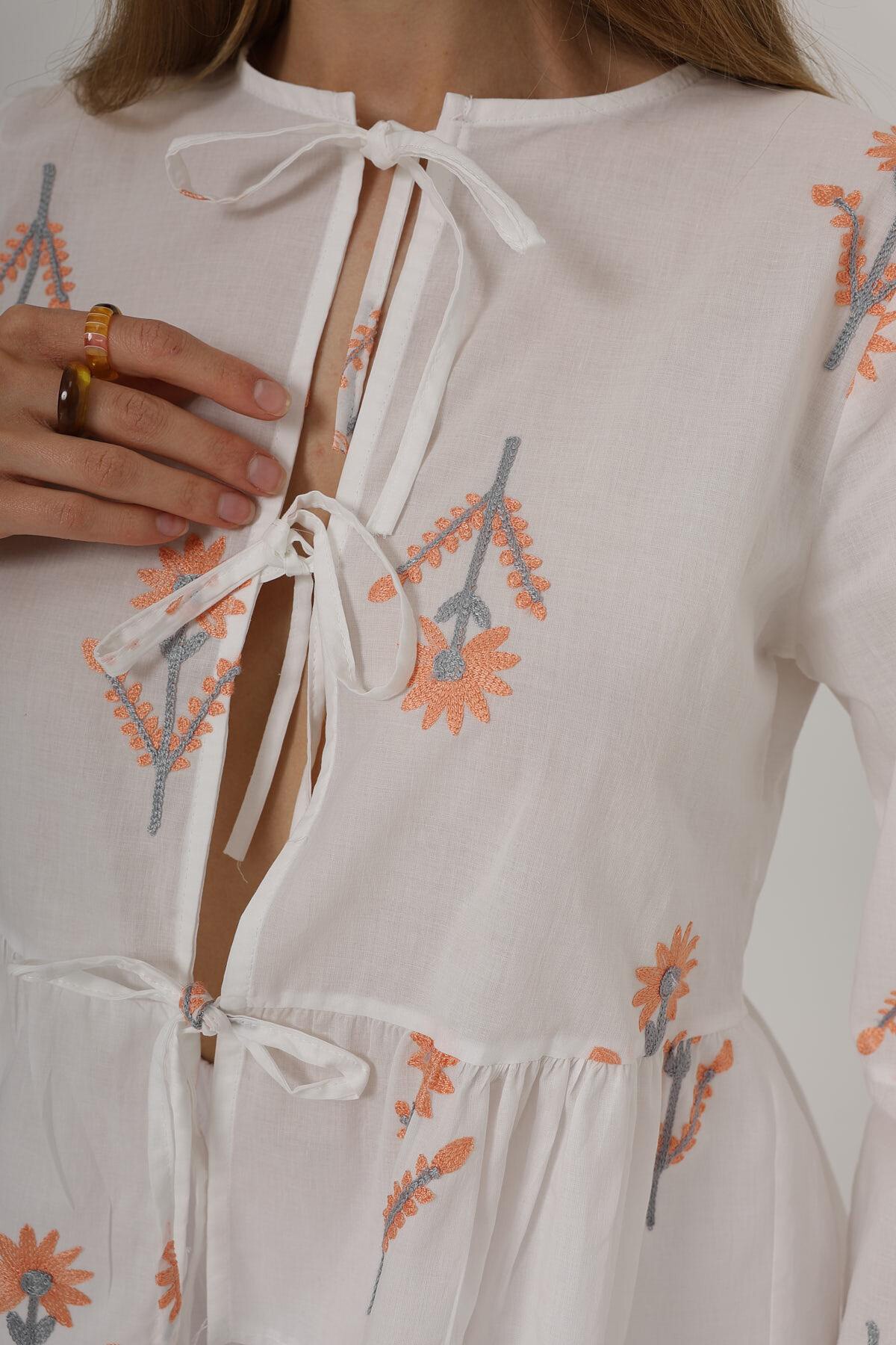 Beyaz Fiyonk Bağlamalı Volanlı Brode Bluz