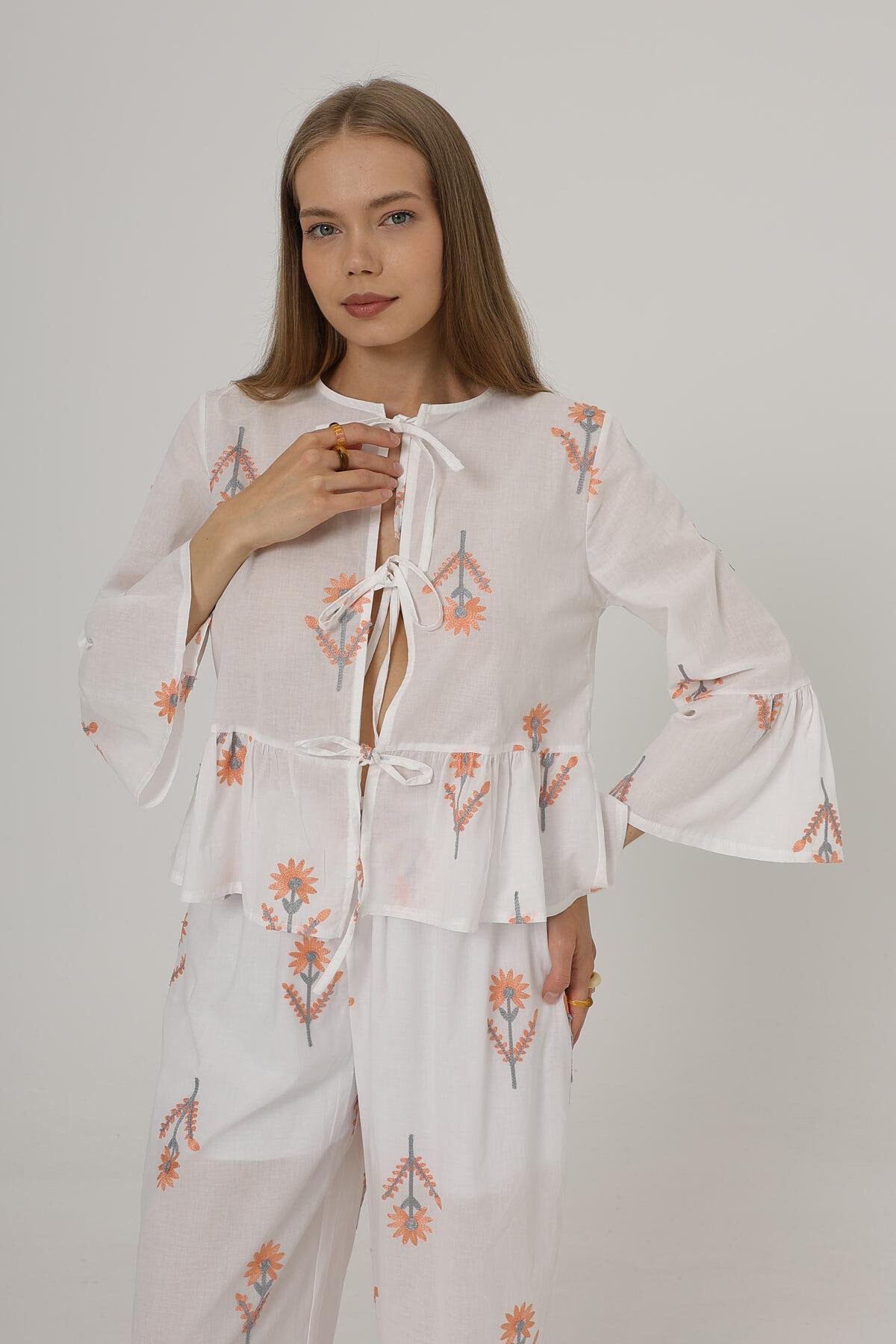Beyaz Fiyonk Bağlamalı Volanlı Brode Bluz