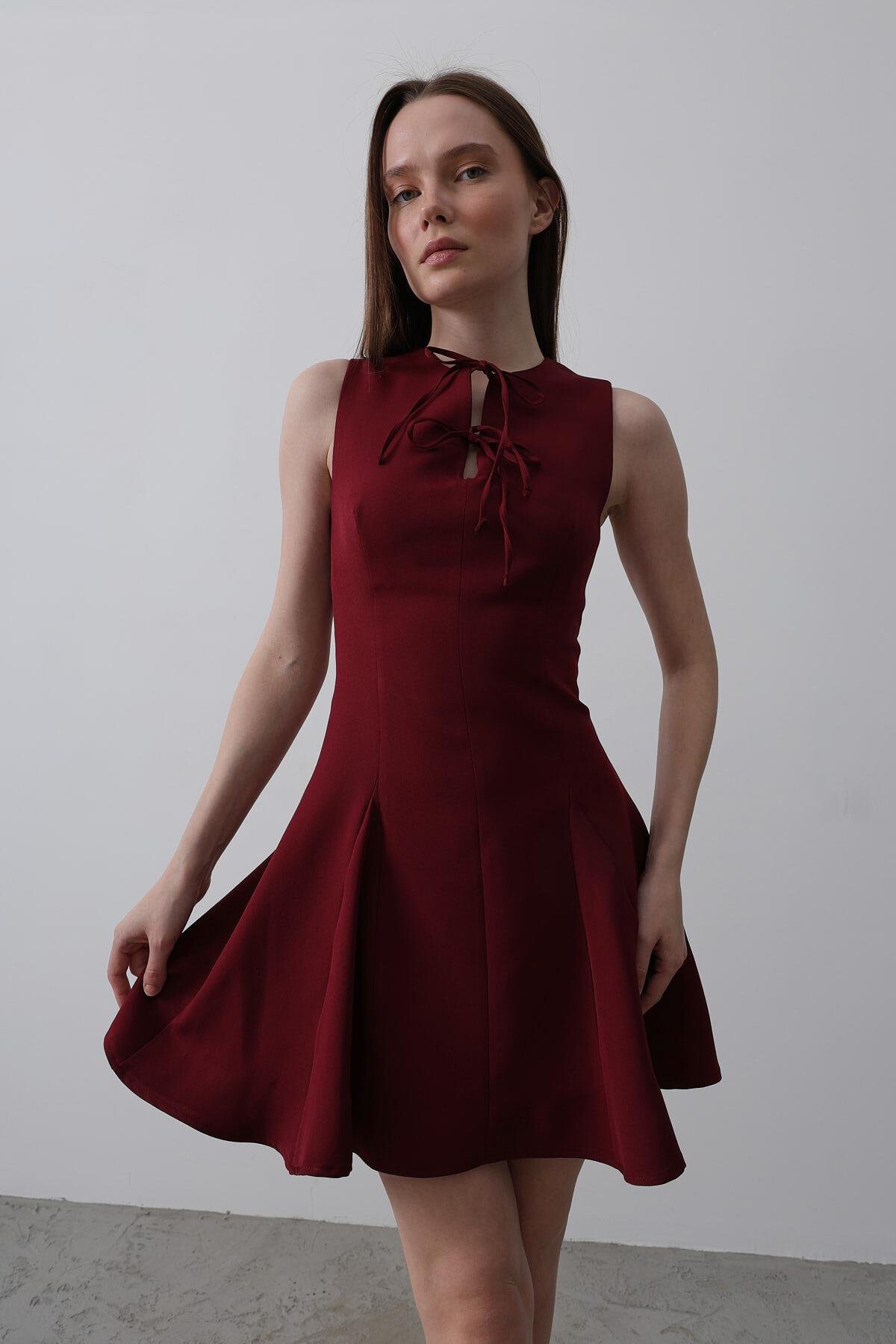 Bordo Fiyonk Detaylı Eteği Pileli Mini Elbise