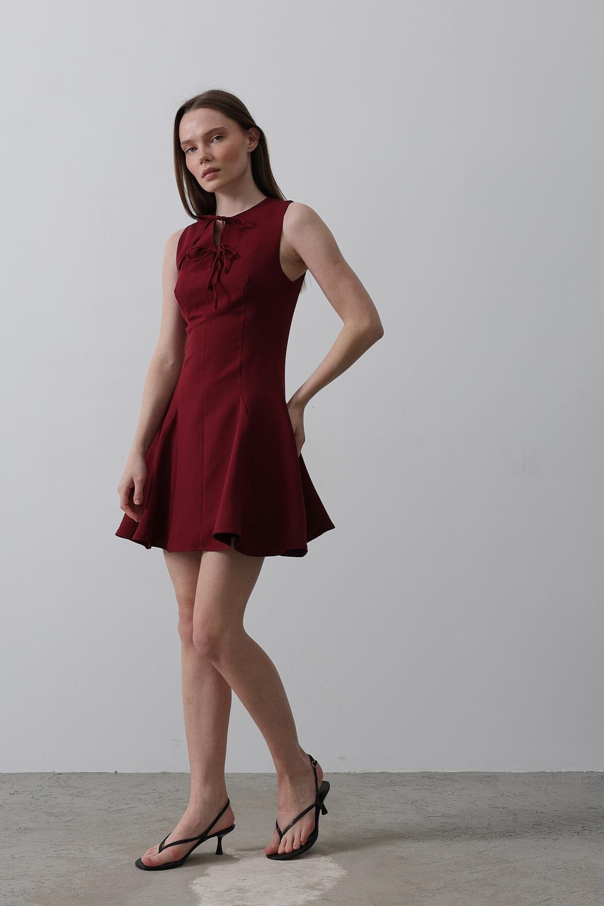 Bordo Fiyonk Detaylı Eteği Pileli Mini Elbise