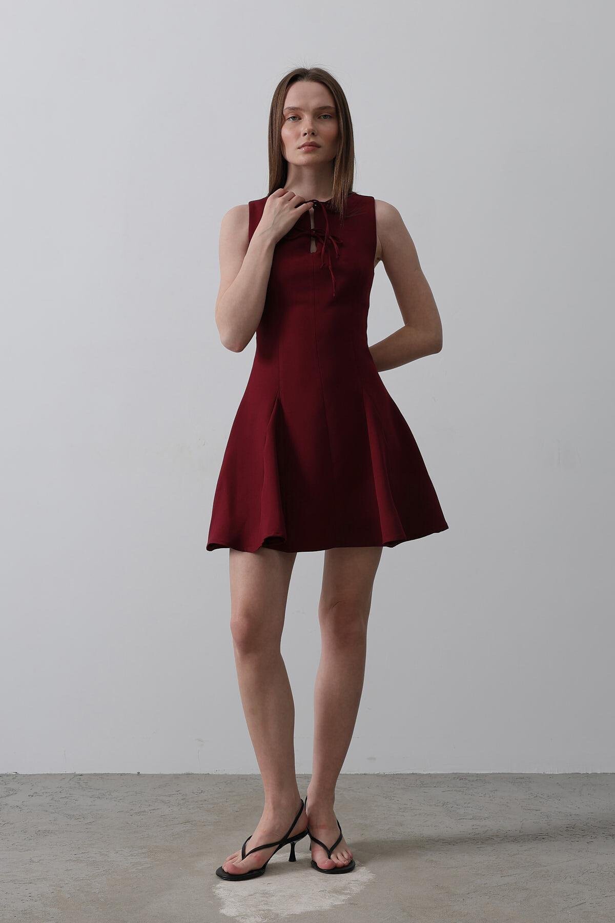 Bordo Fiyonk Detaylı Eteği Pileli Mini Elbise