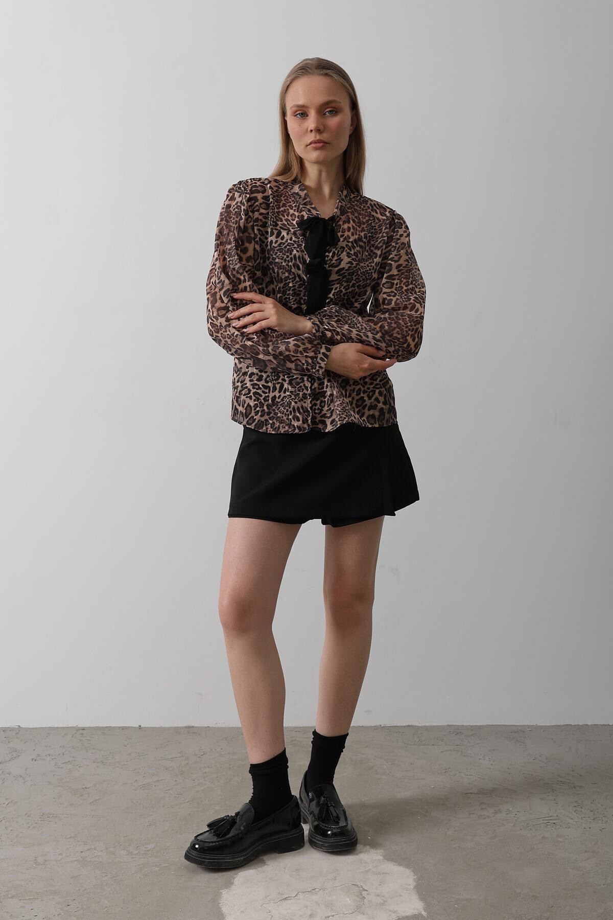 Leopar Fiyonk Detaylı Düğmeli Leopar Bluz