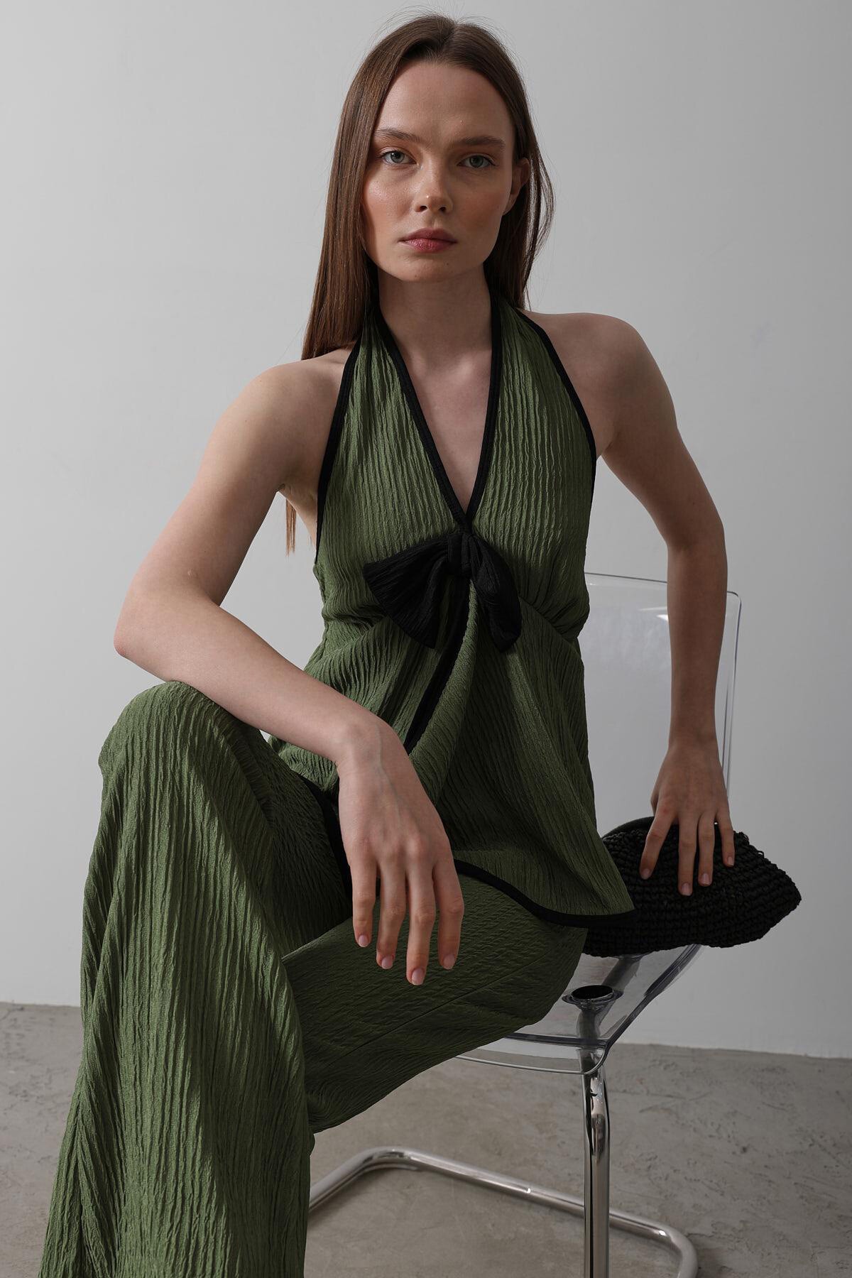 Haki Boyundan Geçmeli Fiyonk Detaylı Bluz Ve Pantolon Örme Takım