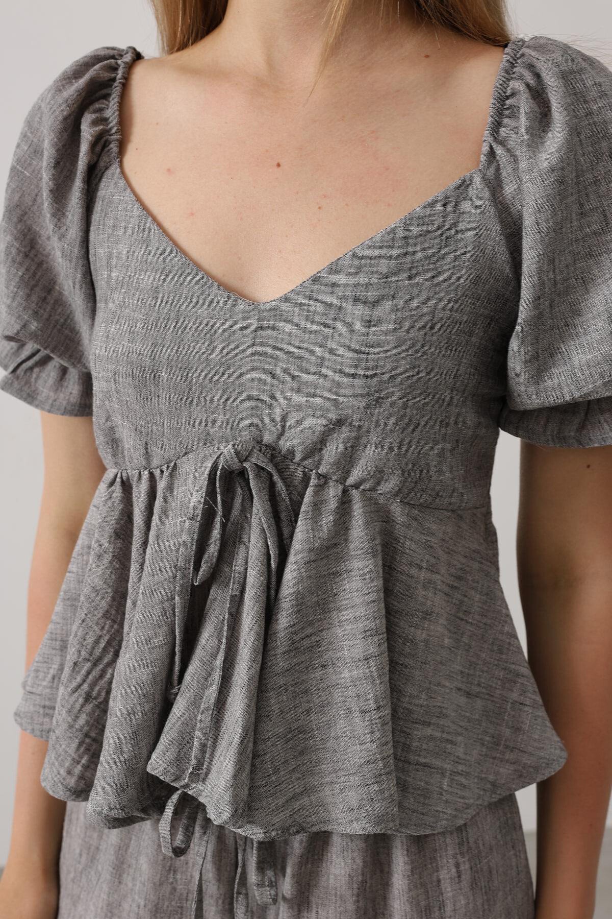 Siyah Fiyonklu Yarım Balon Kollu Eteği Fırfırlı Bluz Ve Pantolon Takım