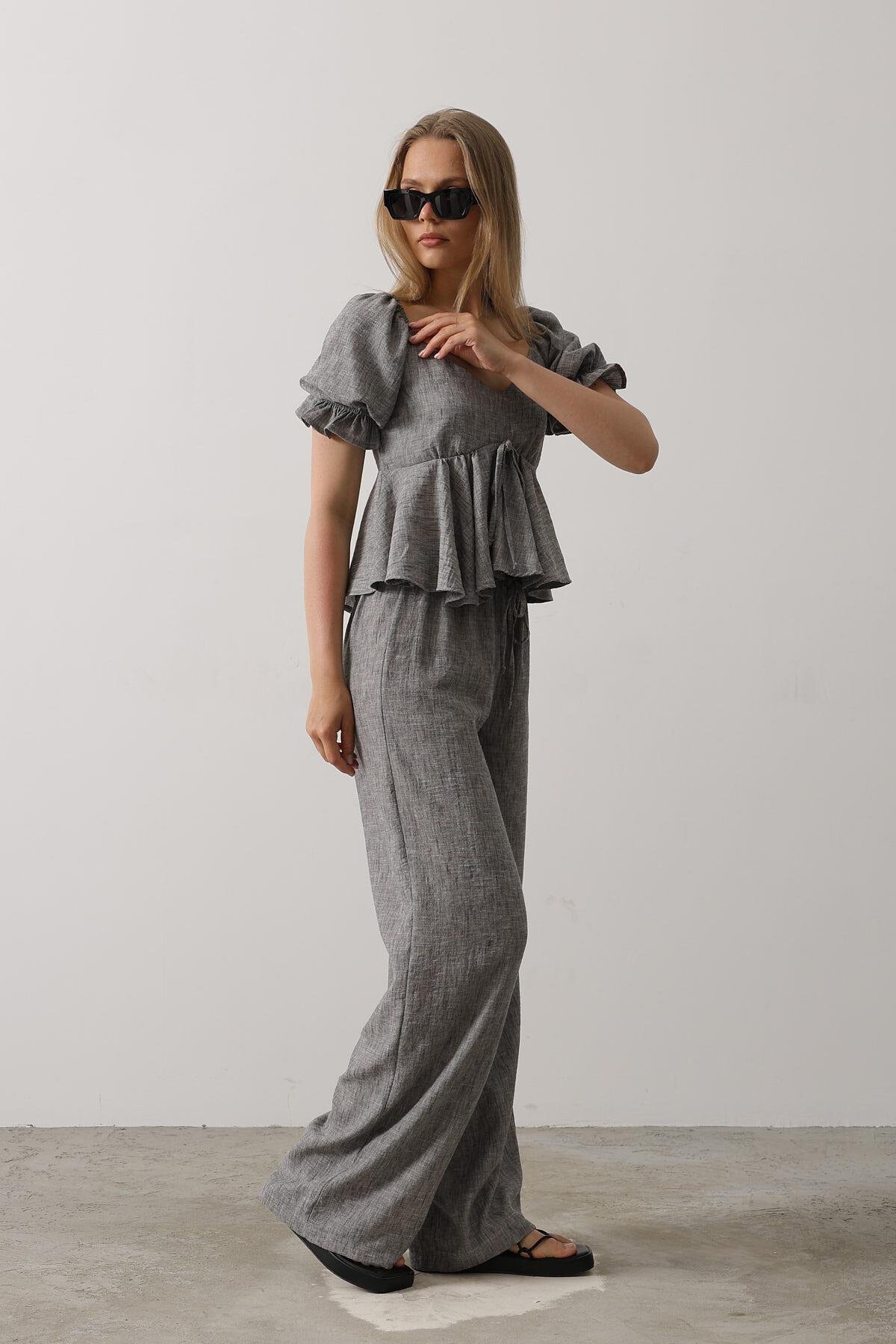 Siyah Fiyonklu Yarım Balon Kollu Eteği Fırfırlı Bluz Ve Pantolon Takım