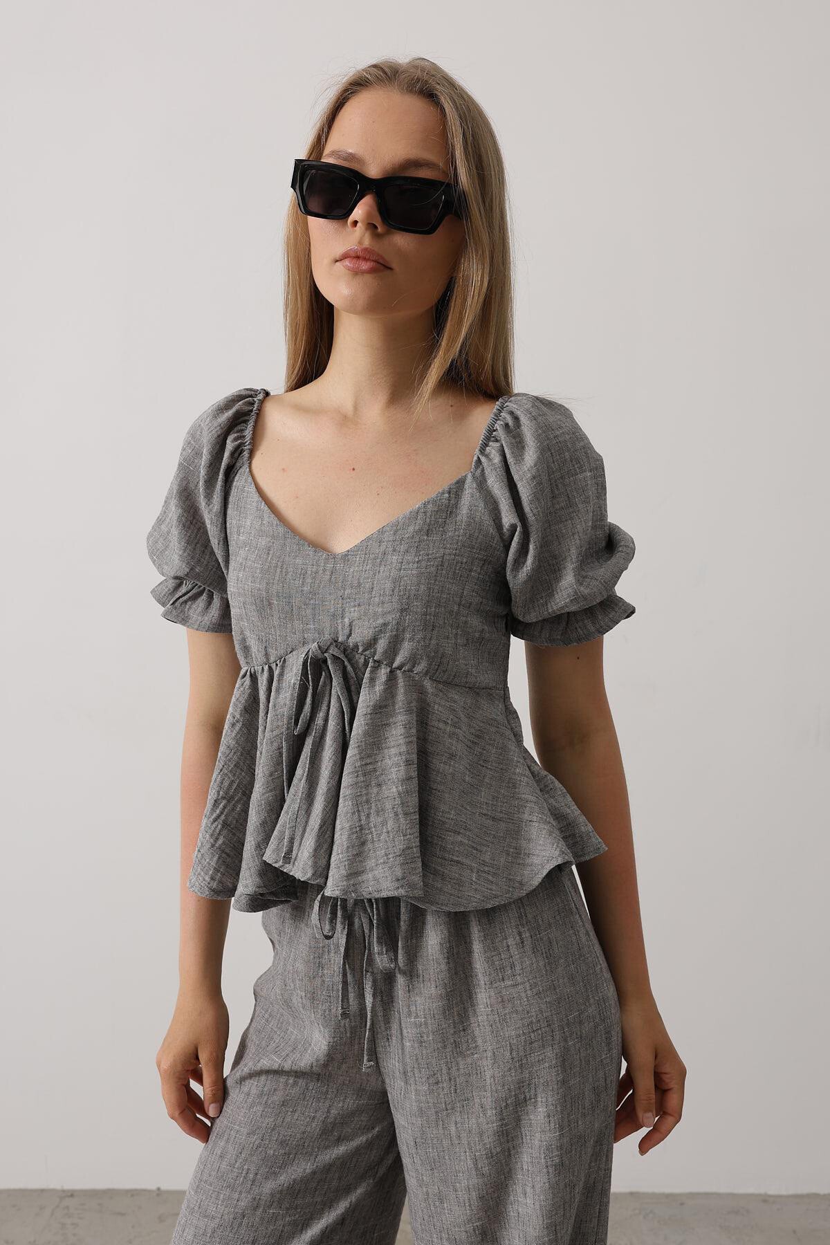 Siyah Fiyonklu Yarım Balon Kollu Eteği Fırfırlı Bluz Ve Pantolon Takım