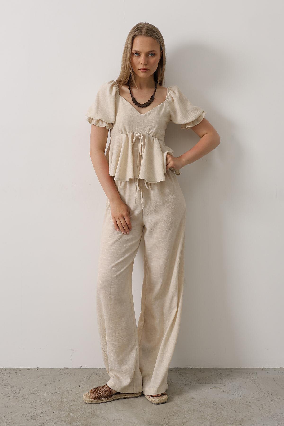 Bej Fiyonklu Yarım Balon Kollu Eteği Fırfırlı Bluz Ve Pantolon Takım