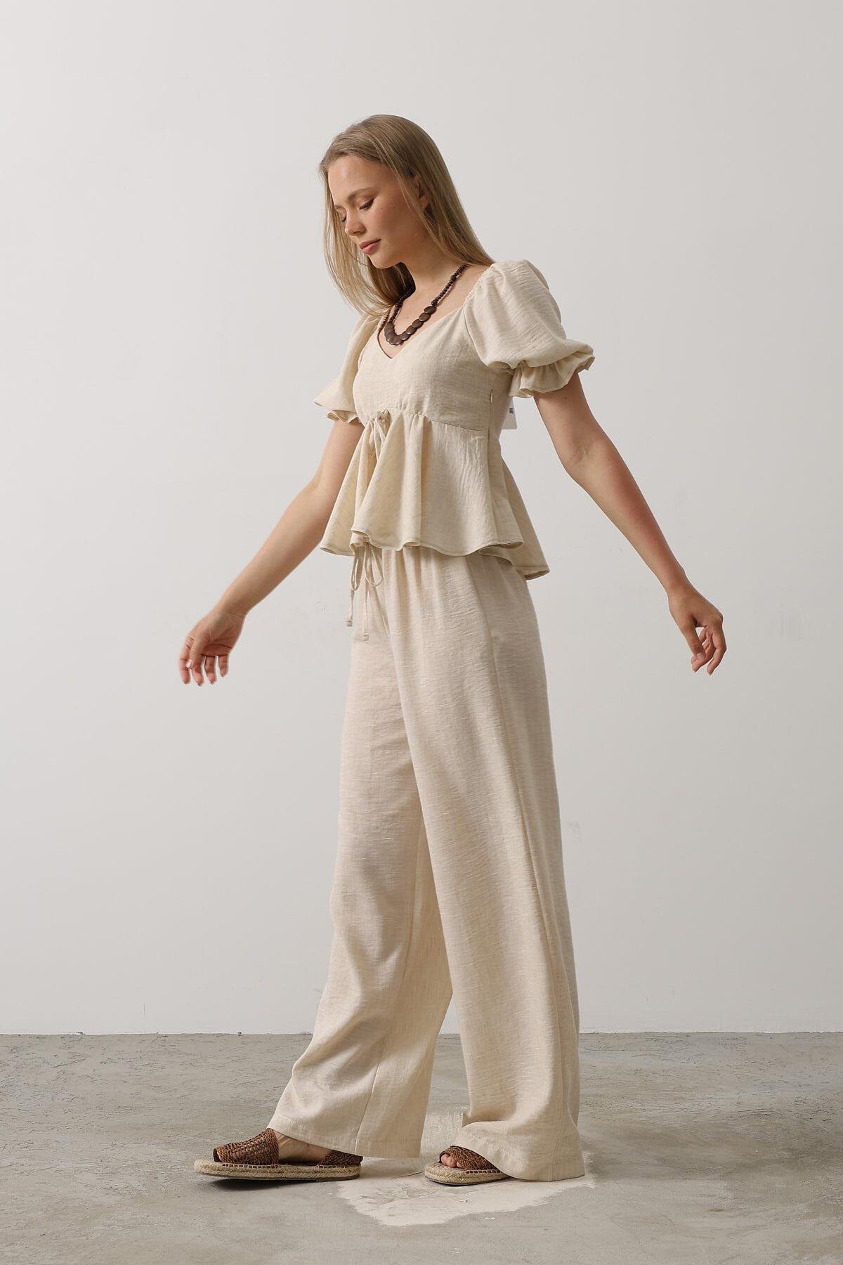 Bej Fiyonklu Yarım Balon Kollu Eteği Fırfırlı Bluz Ve Pantolon Takım