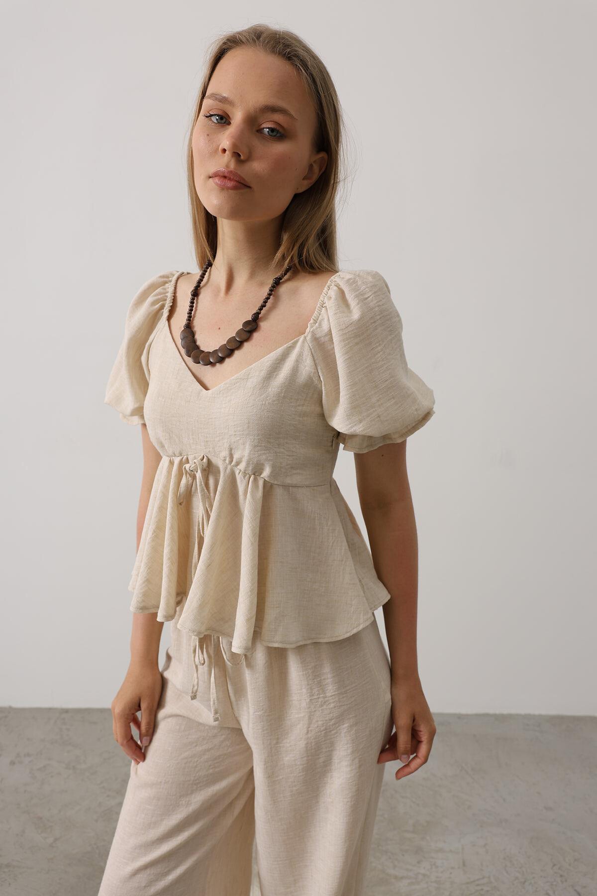 Bej Fiyonklu Yarım Balon Kollu Eteği Fırfırlı Bluz Ve Pantolon Takım