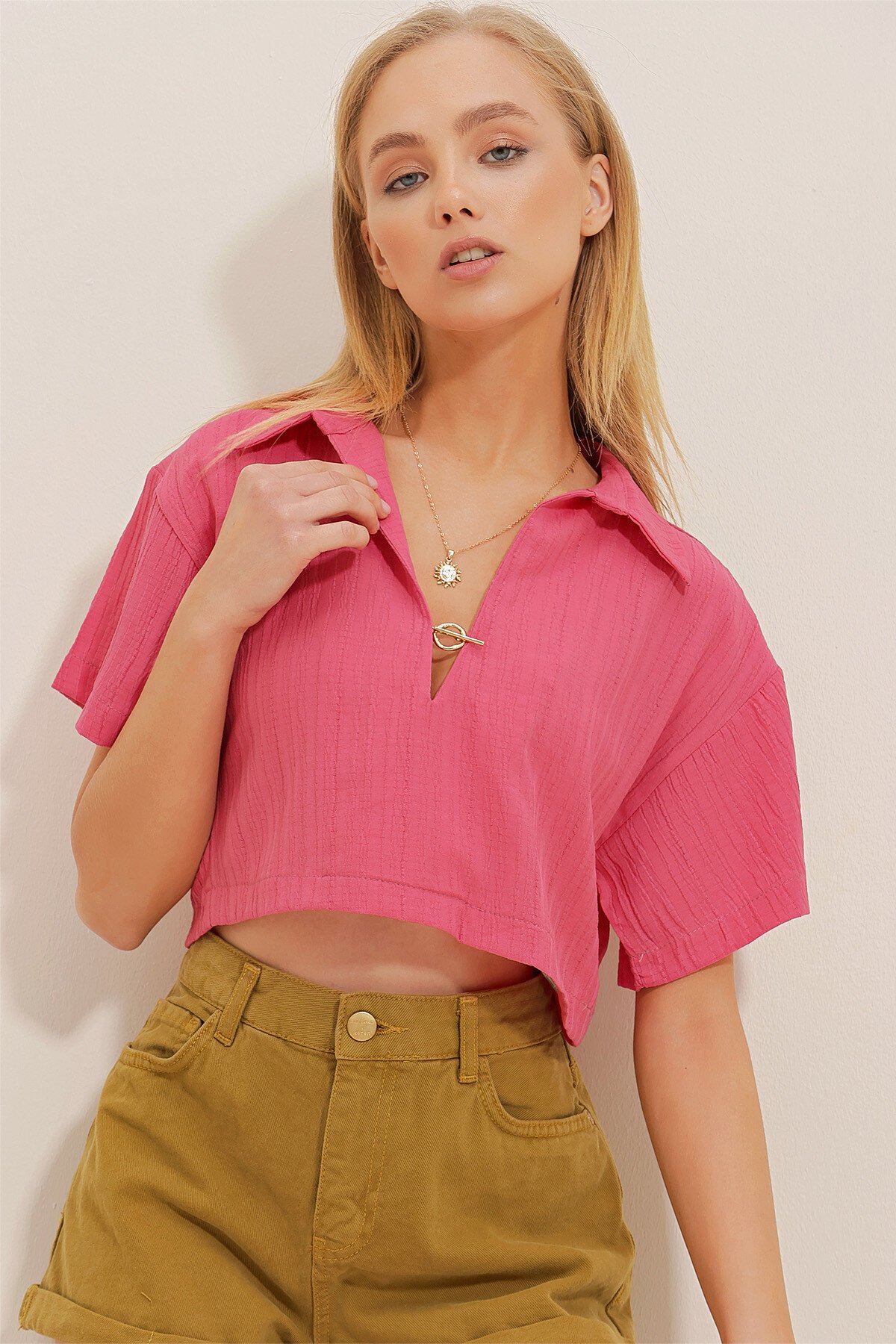 Fuşya Gömlek Yaka Metal Aksesuarlı Crop Dokuma Bluz