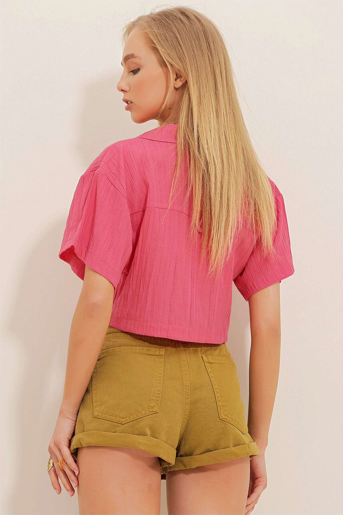 Fuşya Gömlek Yaka Metal Aksesuarlı Crop Dokuma Bluz