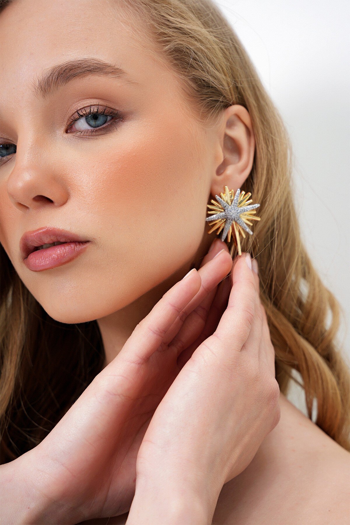 Gold Zirkon Taşlı Yıldız Tasarım Küpe