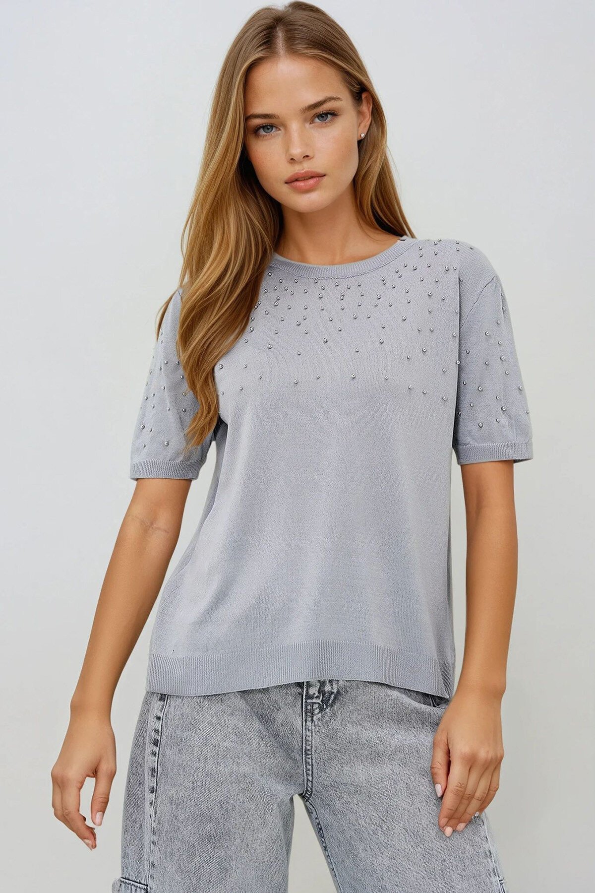 Gri Bisiklet Yaka İnci Çakımlı Kısa Kollu Triko Bluz
