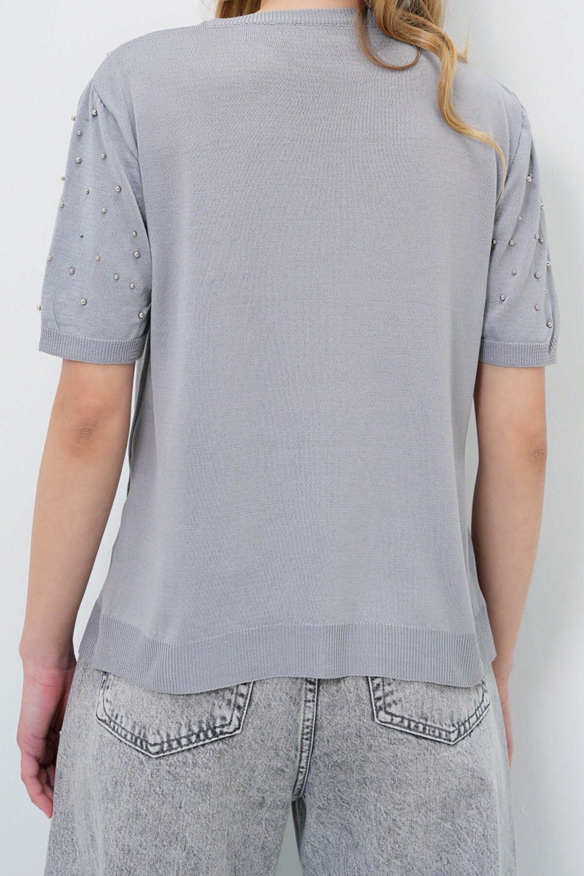 Gri Bisiklet Yaka İnci Çakımlı Kısa Kollu Triko Bluz