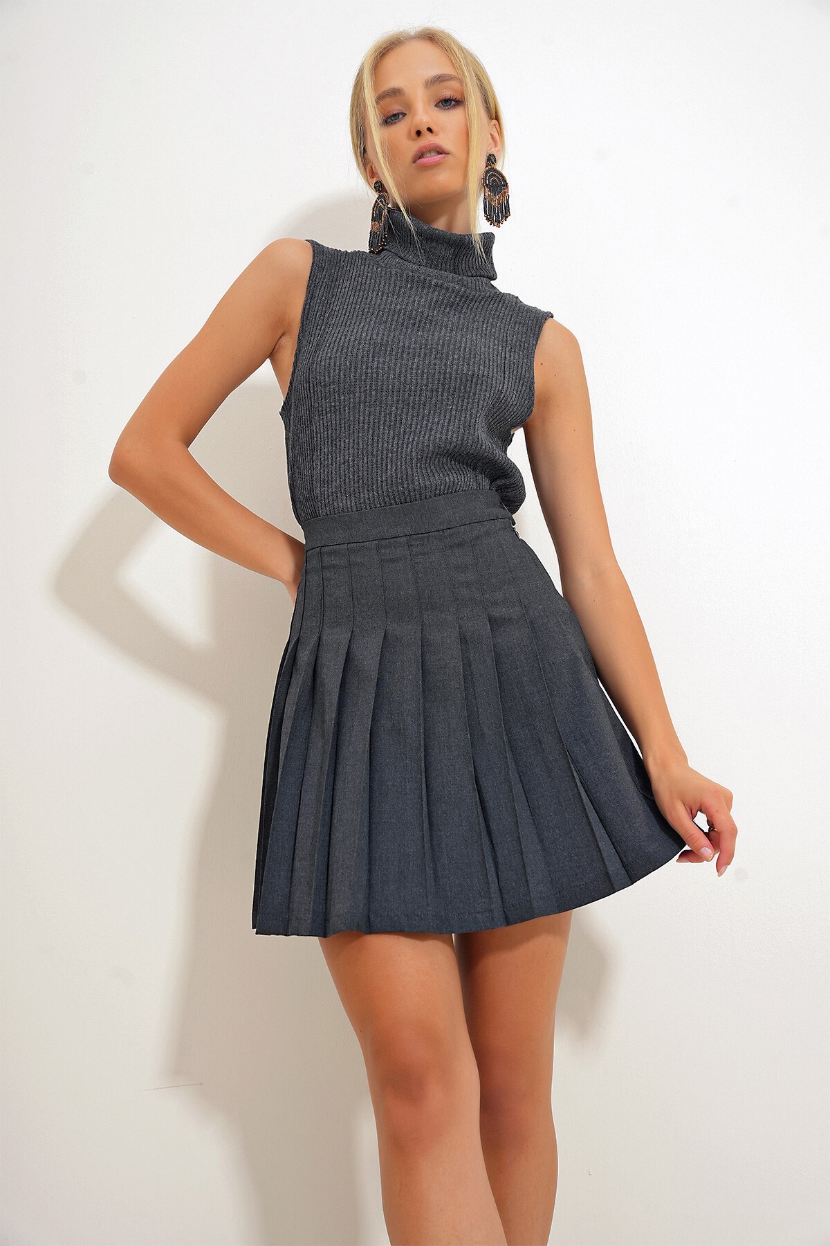 Gri Düğme Detaylı Pileli Etek