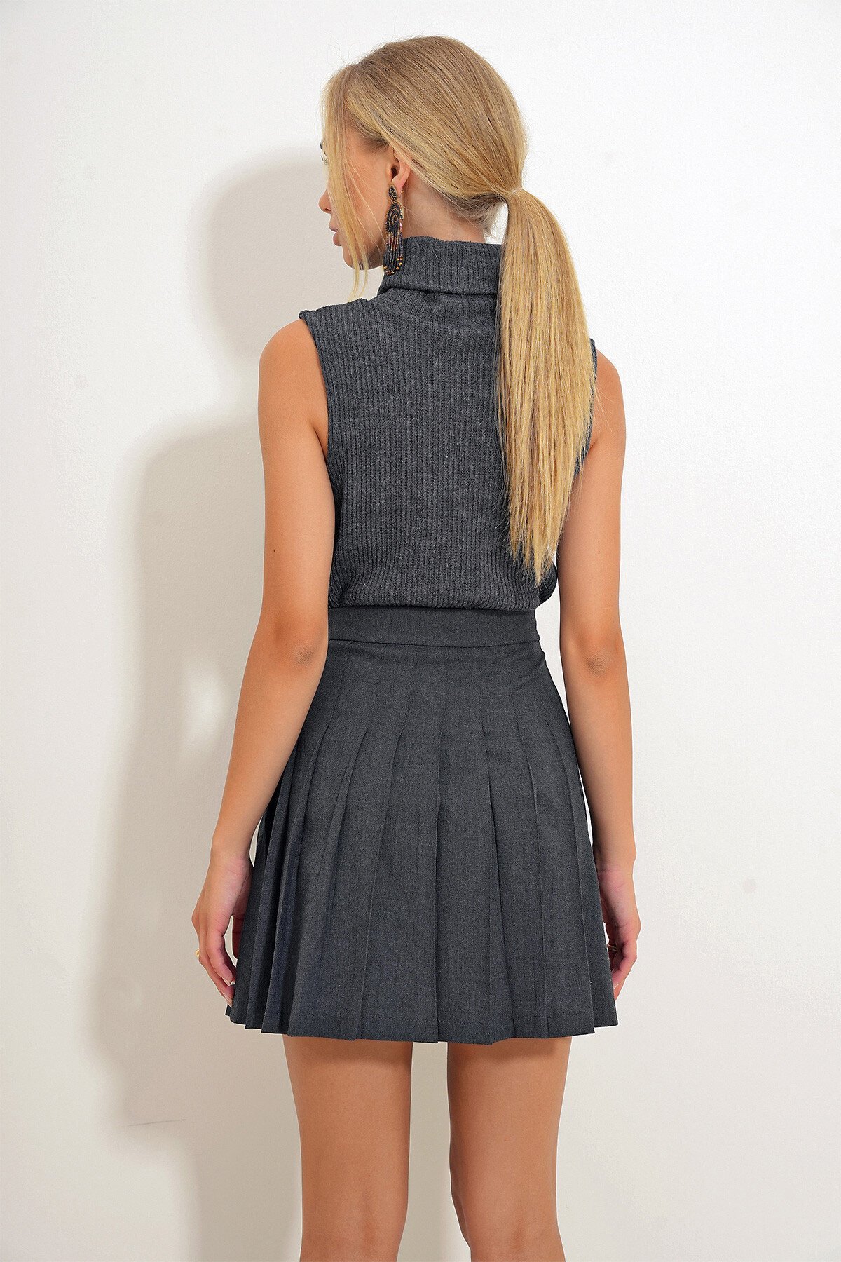 Gri Düğme Detaylı Pileli Etek