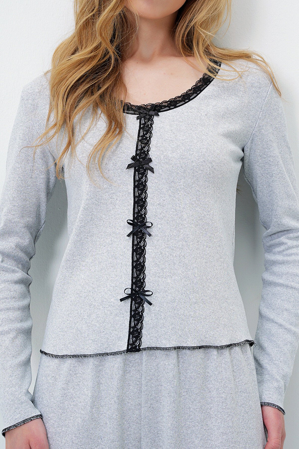 Grimelanj Geniş Yaka Fisto Detaylı Fiyonk İşlemeli Bluz Ve Palazzo Pantolon Pijama Takım