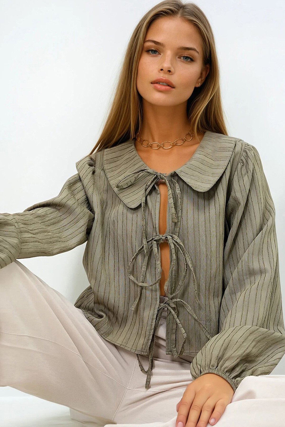 Haki Bebe Yaka Armürlü Balon Kol Bağlamalı Şönil Dokuma Gömlek