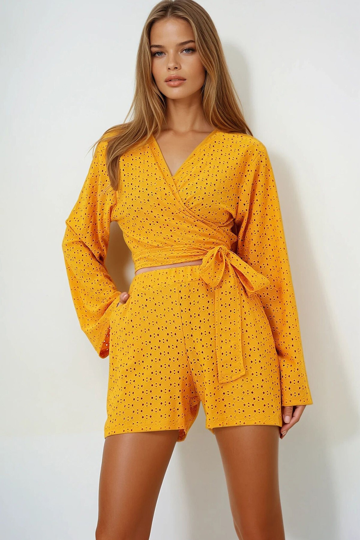 Hardal Kruvaze Yaka Belden Bağlamalı Güpür Bluz Ve İçi Astarlı Şort Takım