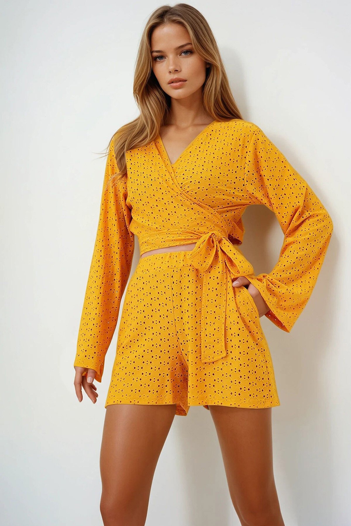 Hardal Kruvaze Yaka Belden Bağlamalı Güpür Bluz Ve İçi Astarlı Şort Takım