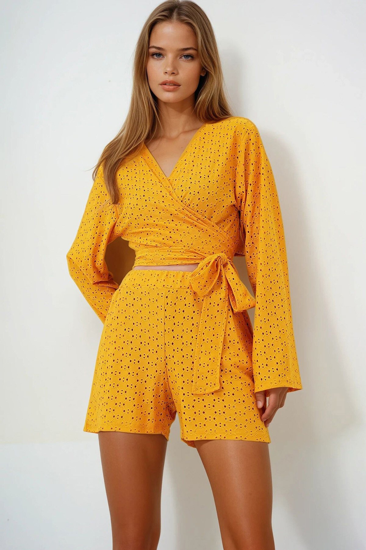 Hardal Kruvaze Yaka Belden Bağlamalı Güpür Bluz Ve İçi Astarlı Şort Takım