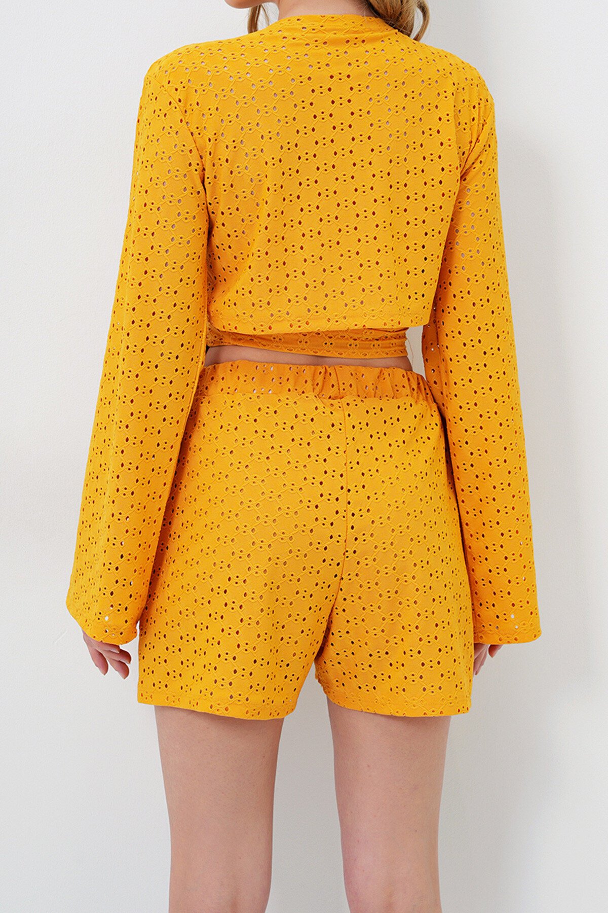Hardal Kruvaze Yaka Belden Bağlamalı Güpür Bluz Ve İçi Astarlı Şort Takım