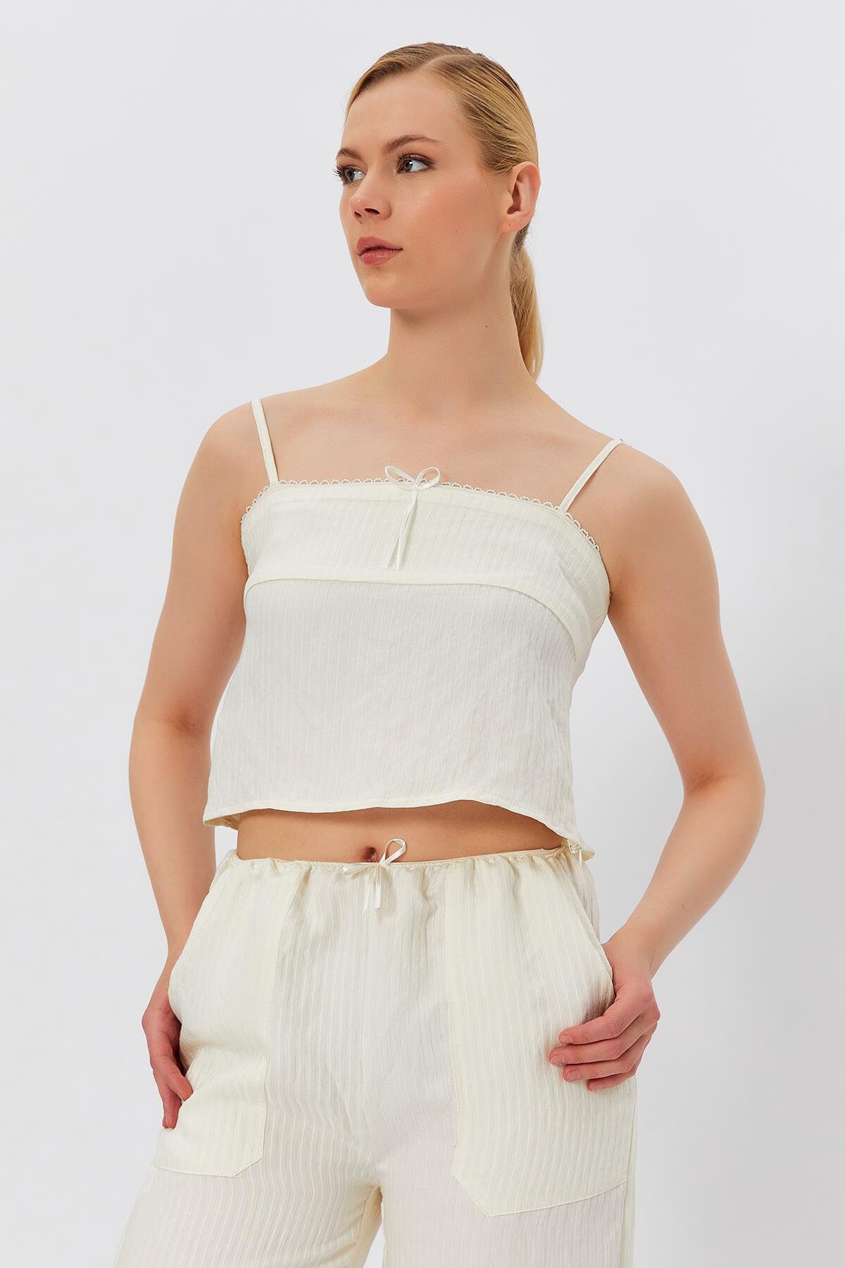 Ekru İp Askılı Crop Bluz