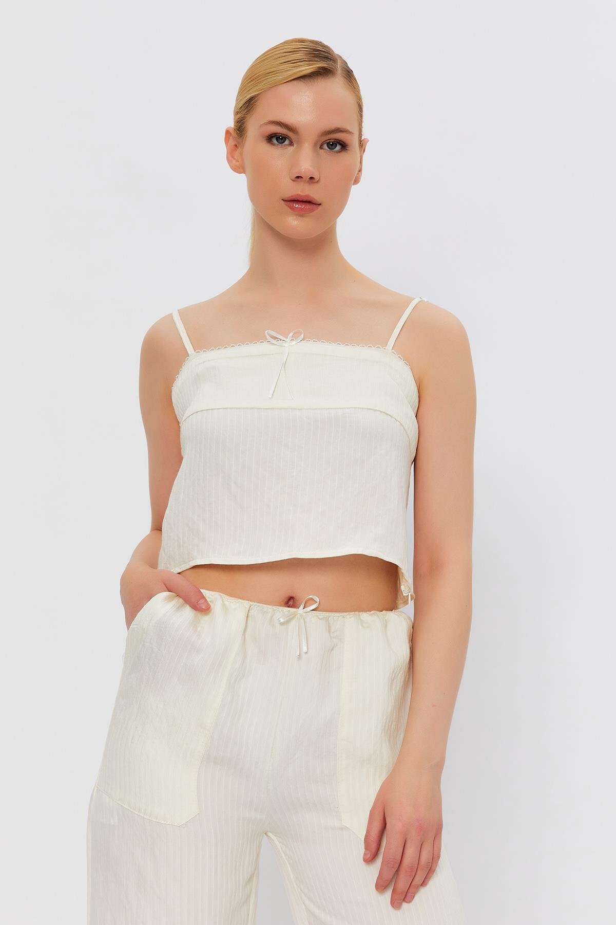 Ekru İp Askılı Crop Bluz