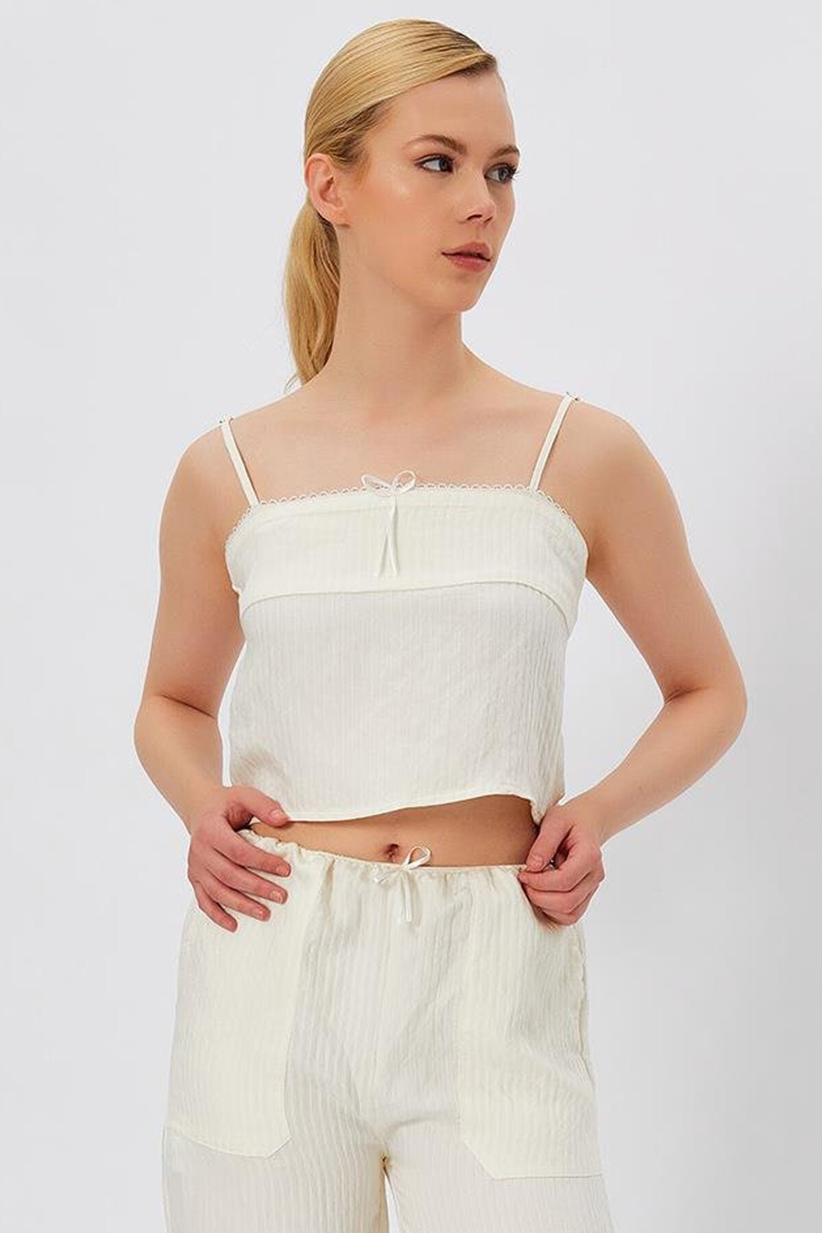Ekru İp Askılı Crop Bluz