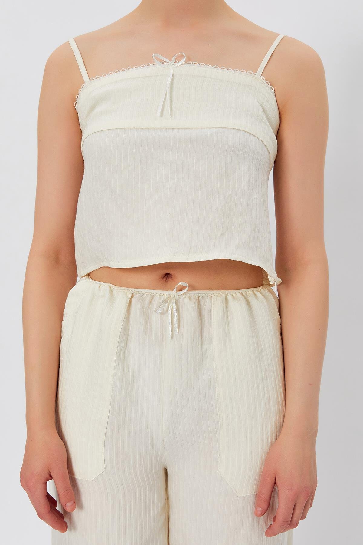 Ekru İp Askılı Crop Bluz