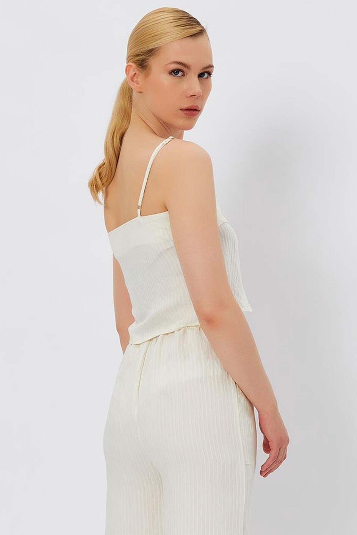 Ekru İp Askılı Crop Bluz