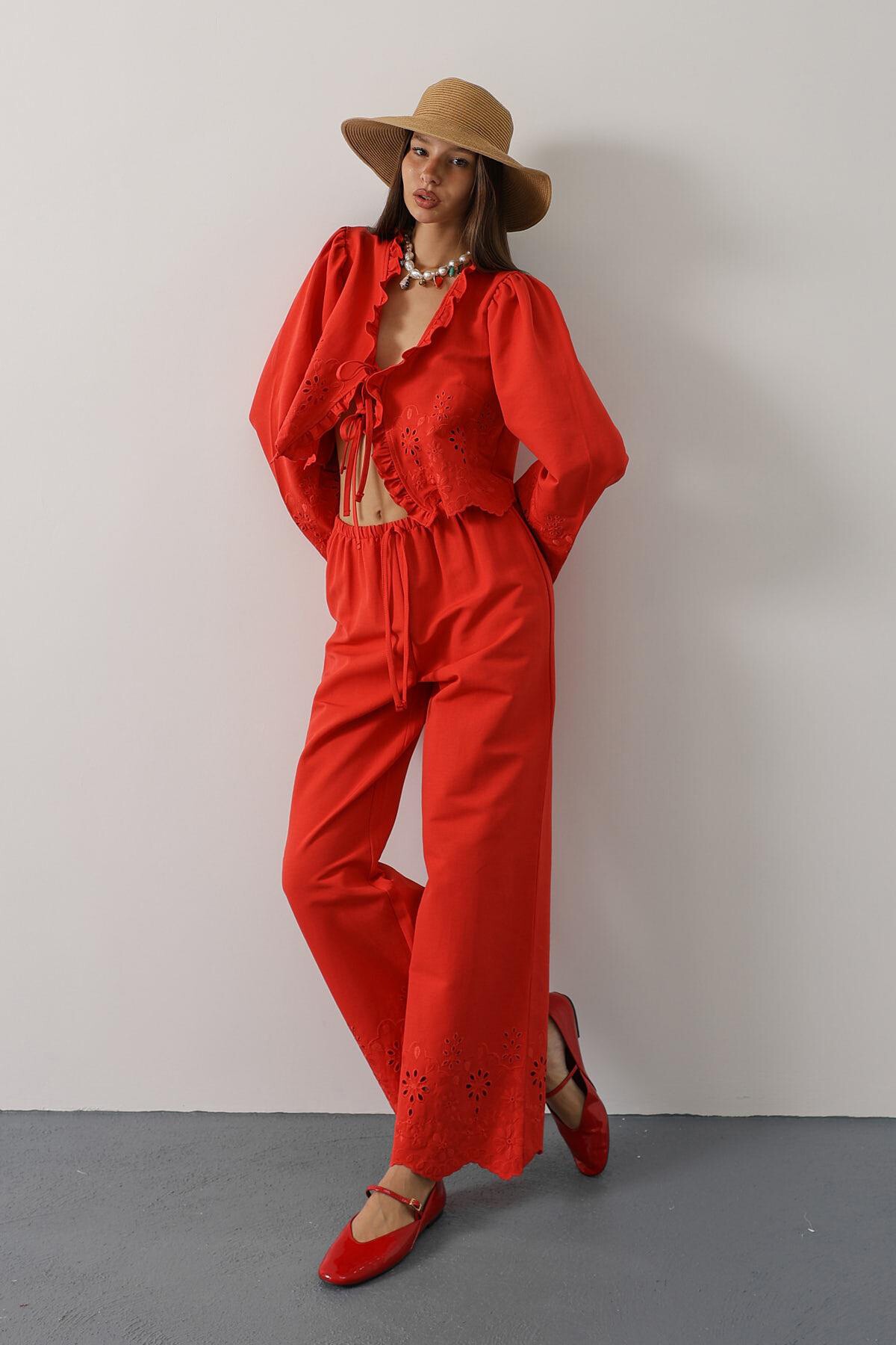 Kırmızı Yakası Fırfırlı Bağlama Detaylı Bluz Ve Beli Lastikli Pantolon İşlemeli Takım