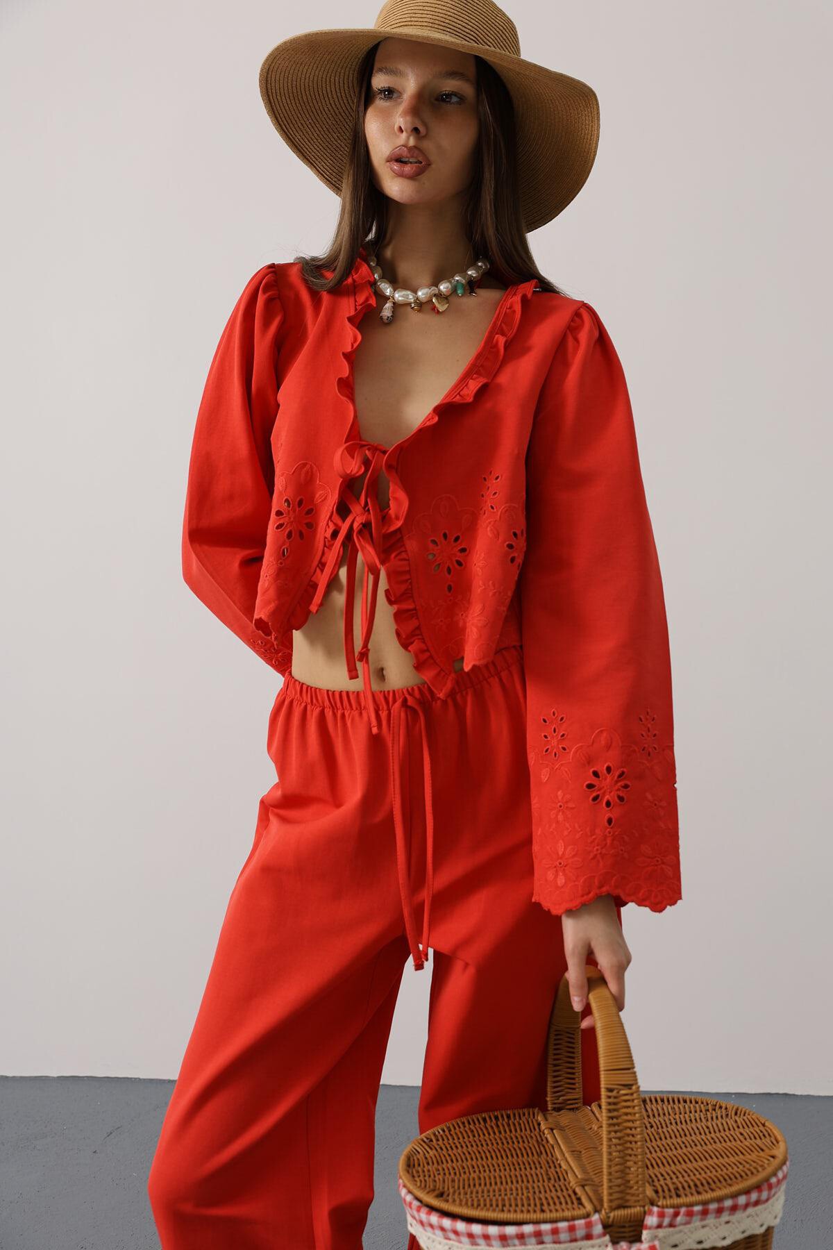 Kırmızı Yakası Fırfırlı Bağlama Detaylı Bluz Ve Beli Lastikli Pantolon İşlemeli Takım