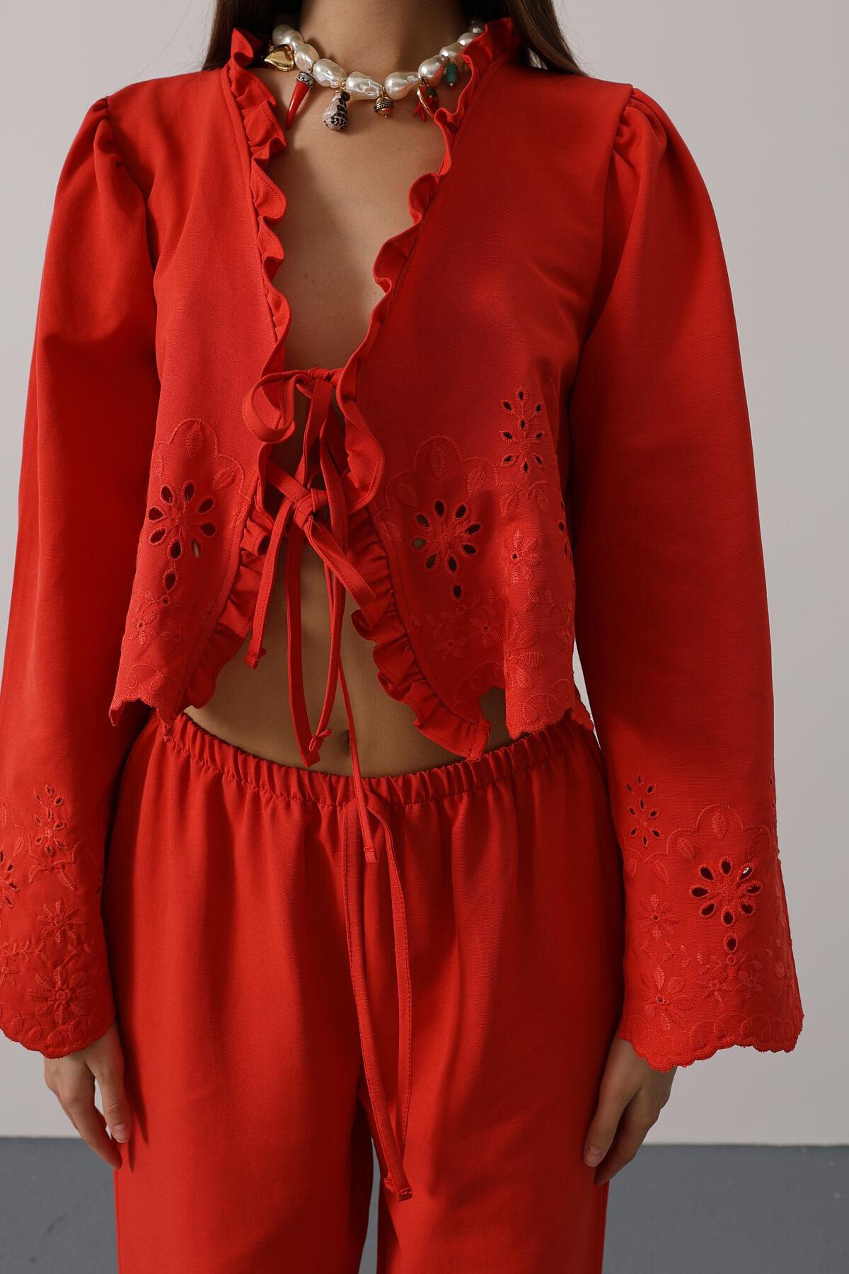 Kırmızı Yakası Fırfırlı Bağlama Detaylı Bluz Ve Beli Lastikli Pantolon İşlemeli Takım
