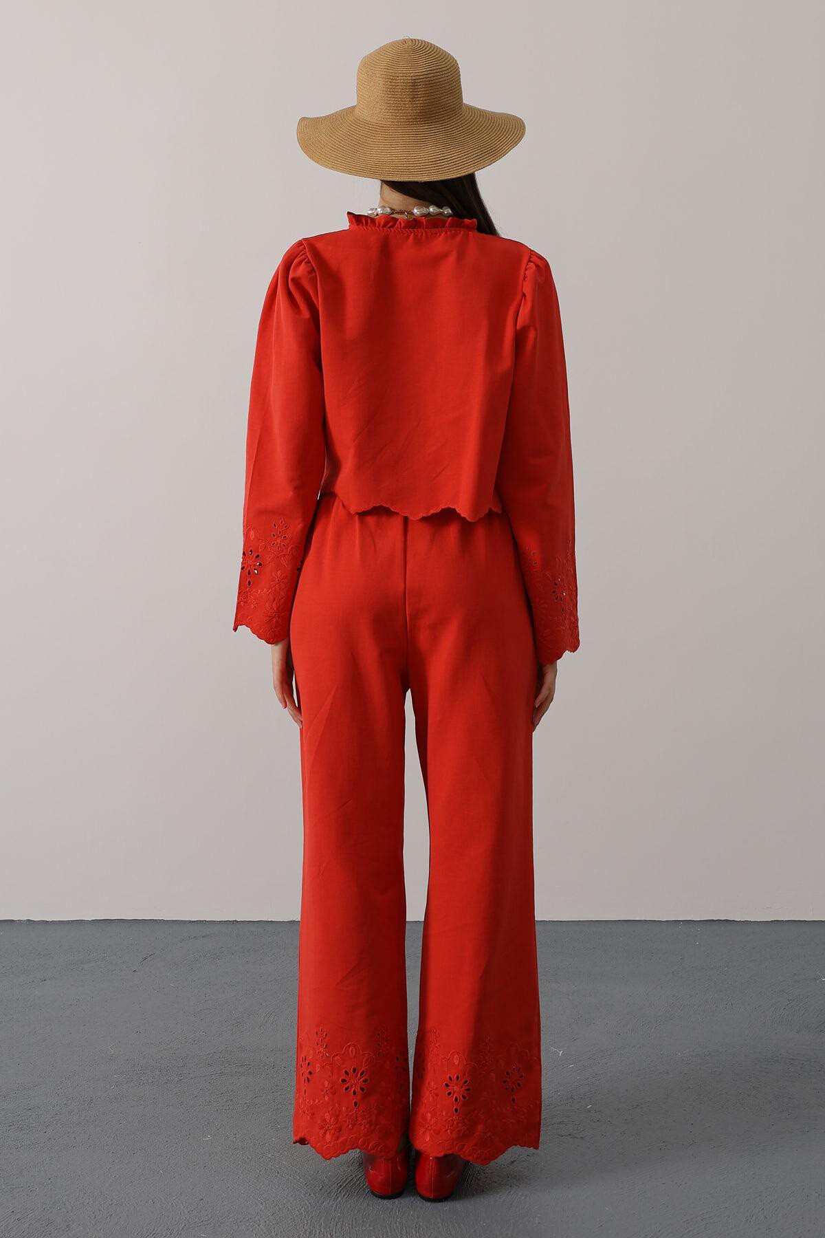 Kırmızı Yakası Fırfırlı Bağlama Detaylı Bluz Ve Beli Lastikli Pantolon İşlemeli Takım